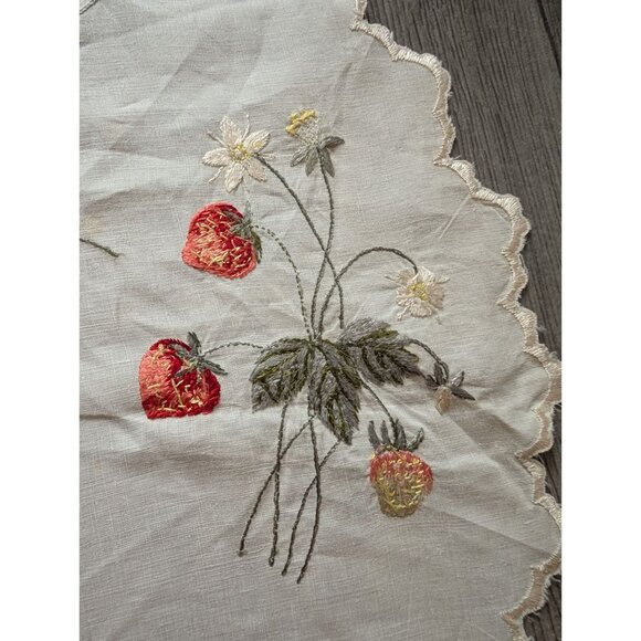 Vintage Round Embroidered Strawberry Tablecloth With Scalloped Edges 15" Diamete - Picture 2 of 6